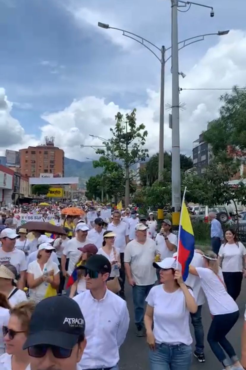 Multitudinaria marcha contra el Gobierno de Petro