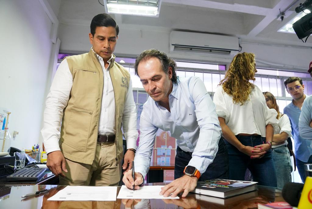 Fico Gutiérrez se inscribió ante la Registraduría como candidato a la Alcaldía de Medellín