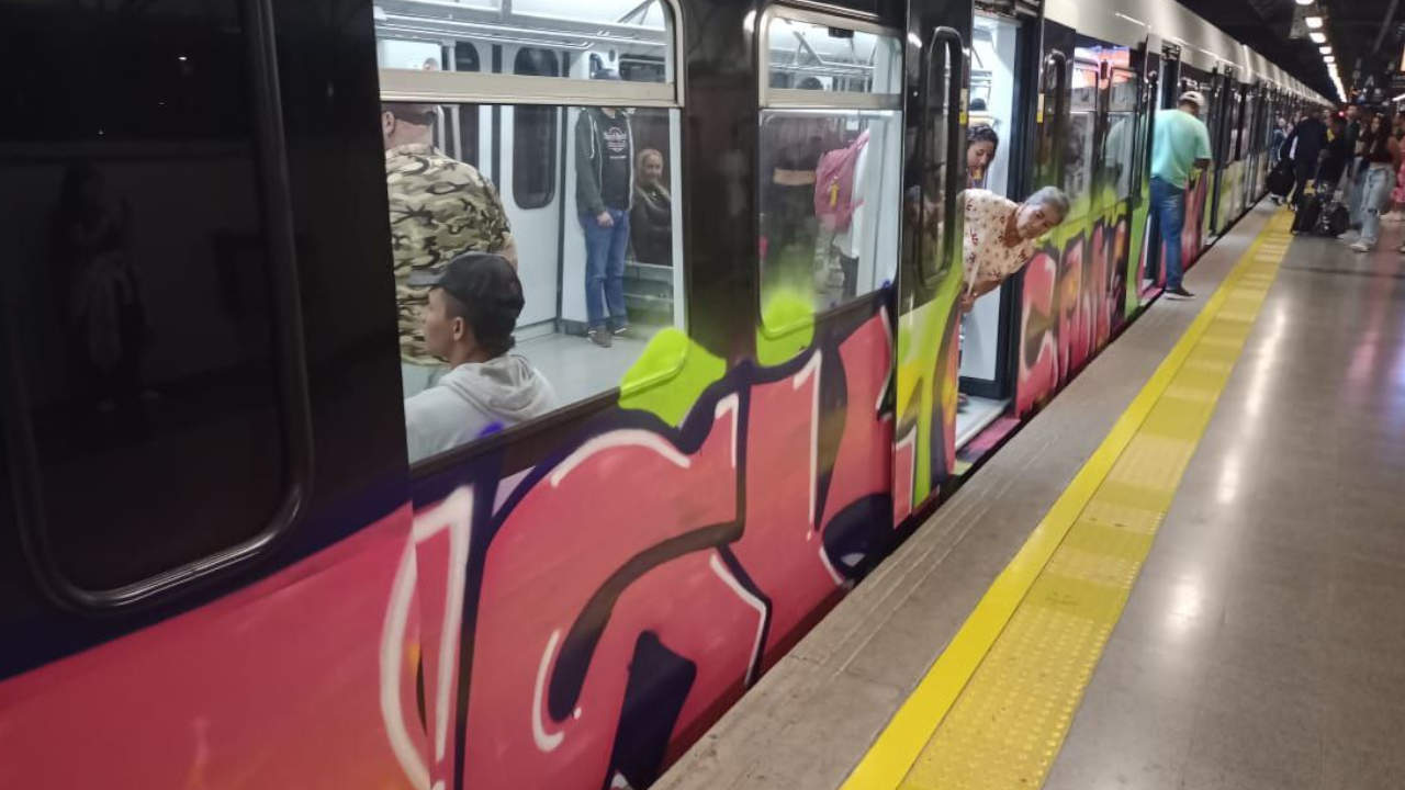 Un vagón del Metro fue vandalizado