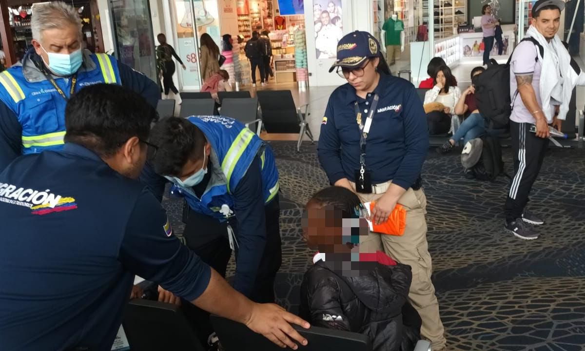 Dos niños migrantes africanos abandonados en el aeropuerto de Bogotá