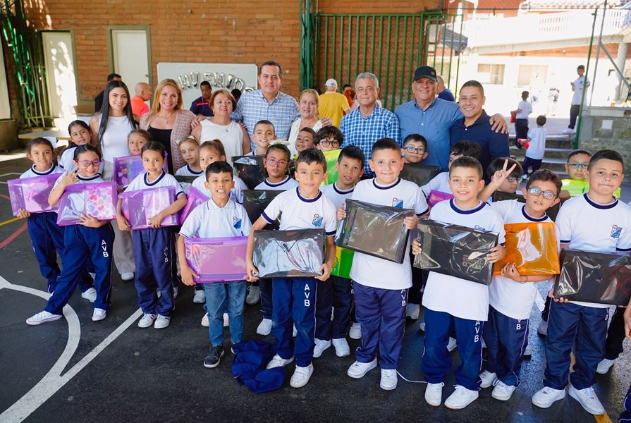 La Alcaldía de Envigado beneficia a más de 16,000 estudiantes con la entrega de kits escolares