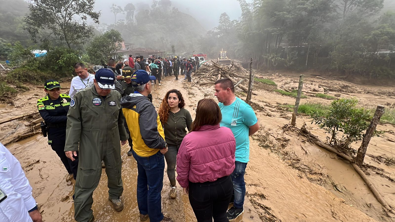 Gobernador Andrés Julián atiende la emergencia por lluvias en Montebello