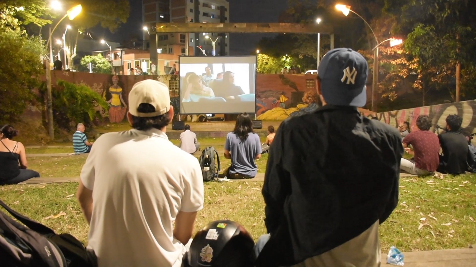Medellín Lanza «Cine y Empanada» al Aire Libre para Revitalizar el Parque Bicentenario