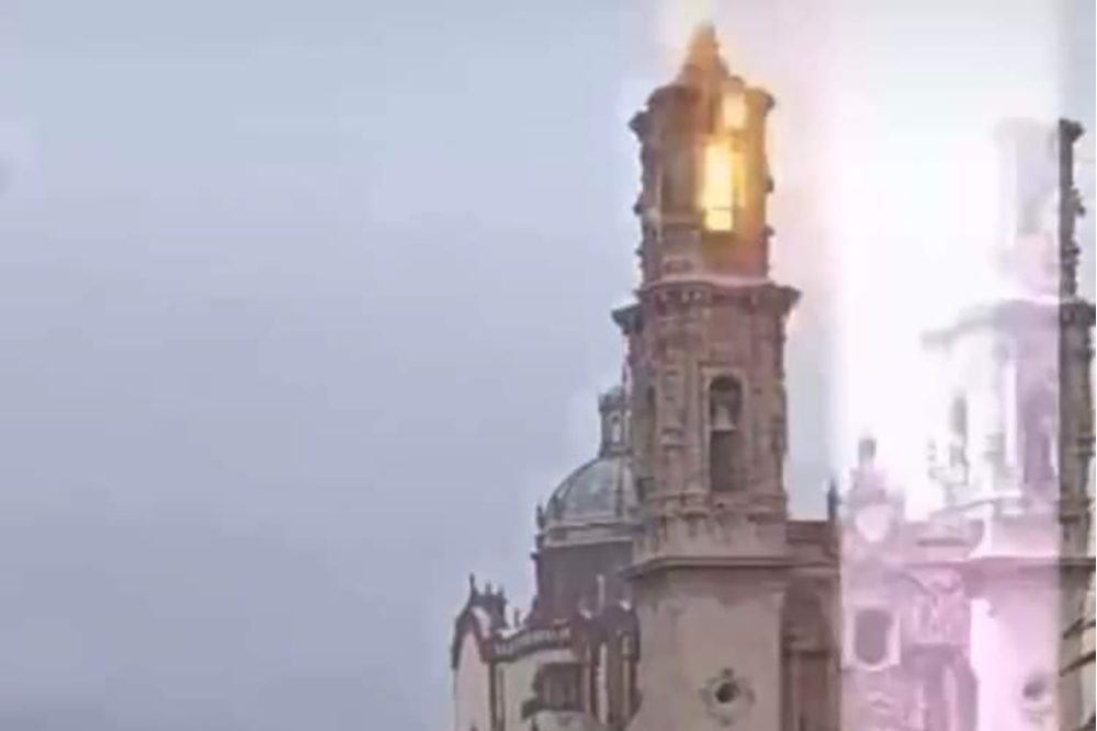 Rayo impacta la catedral de Santa Prisca en Taxco, México