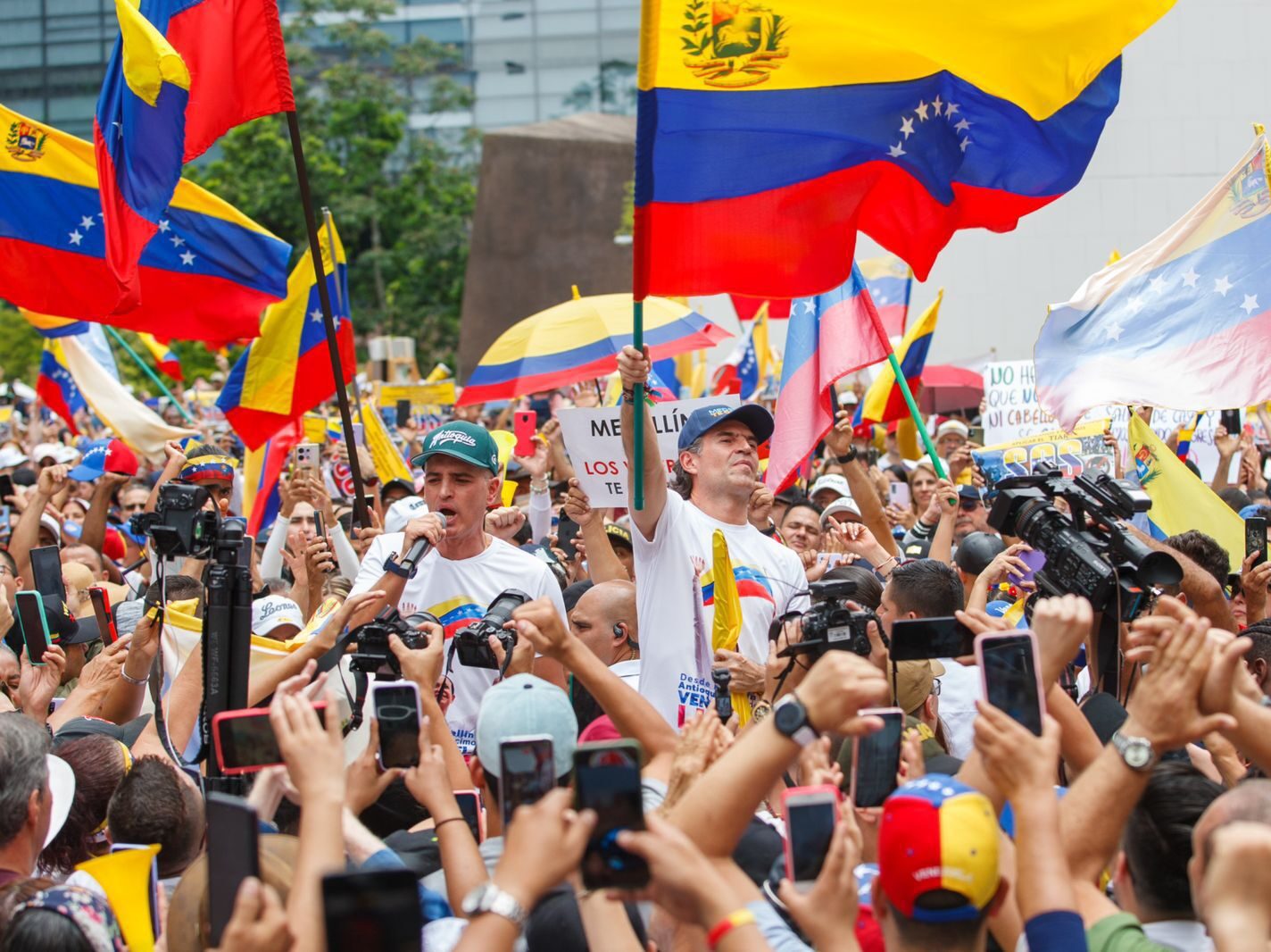 “No somos cómplices de fraudes electorales, ni amigos de narcodictadores” Andrés Julián Rendon