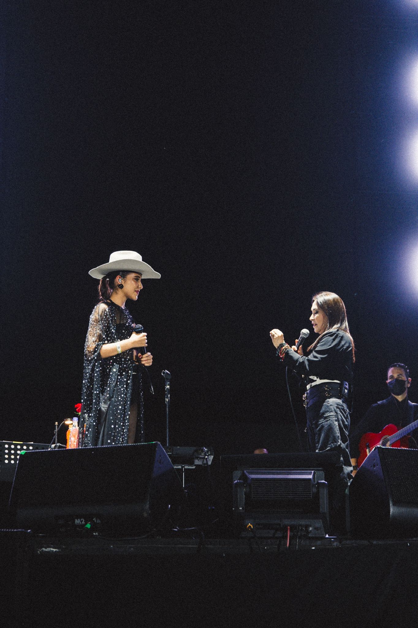 Paulina B brilla en el Estadio Atanasio Girardot junto a Ana Gabriel