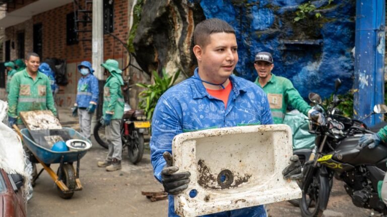 Hasta lavamanos encuentran en las quebradas de Medellín: Alcaldía refuerza limpieza tras creciente súbita