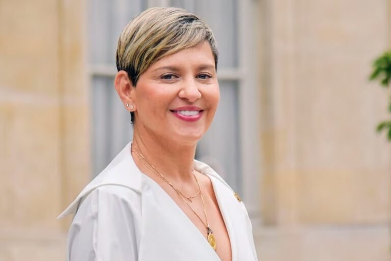 RTVC confirma contratos por casi 23.000 millones de pesos para maquillador y fotógrafo vinculados a denuncias sobre Verónica Alcocer