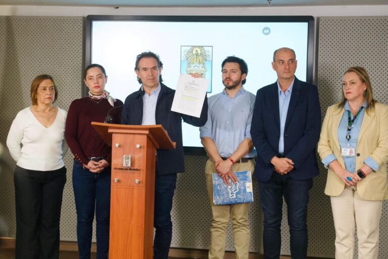 Tribunal ordena desacato al Gobierno tras demanda de Federico Gutiérrez por deudas en salud