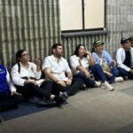 Sentados en el piso, alcaldes de Córdoba esperaron durante horas para pedir ayuda por la emergencia invernal, pero Petro no los recibió