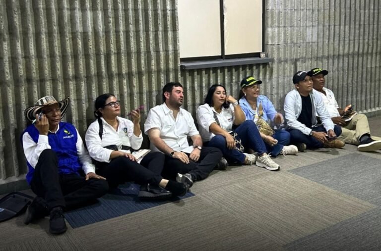 Sentados en el piso, alcaldes de Córdoba esperaron durante horas para pedir ayuda por la emergencia invernal, pero Petro no los recibió