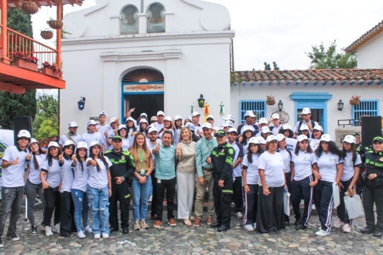 Pueblito Paisa fue escenario del lanzamiento de 53 nuevos Guardianes del Turismo en Medellín