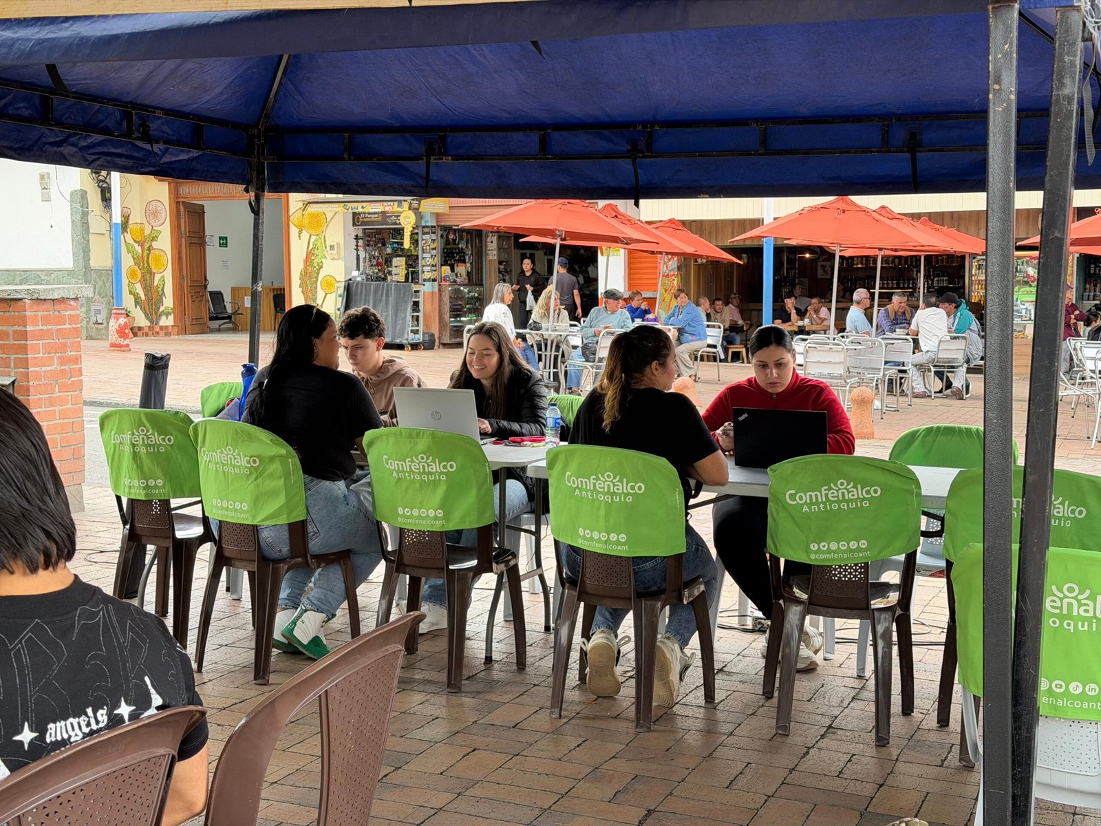 Más de 70.000 mujeres han encontrado empleo en Antioquia con apoyo de Comfenalco