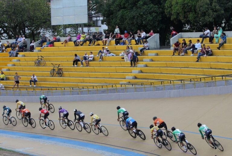 Federico Gutiérrez rinde homenaje a Cochise y anuncia renovación total del velódromo