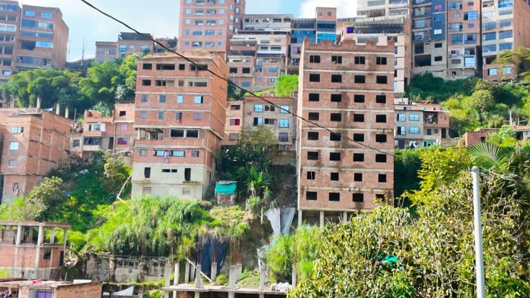 Distrito frena construcciones ilegales en el cerro de Las Tres Cruces