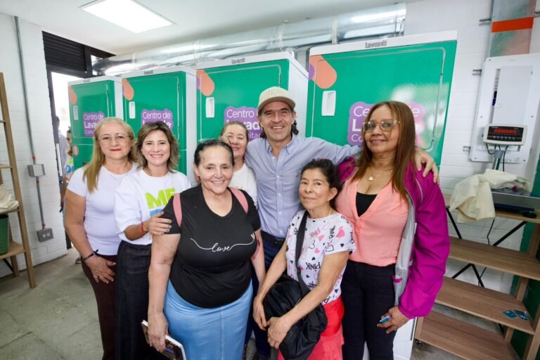 Medellín abre su primer Centro de Lavado Comunitario para apoyar a mujeres cuidadoras