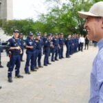 Alcalde de Medellín entrega nueva dotación a Bomberos