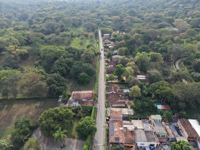 Andrés Julián Rendón entrega vía pavimentada en zona rural de Antioquia esperada por 40 años