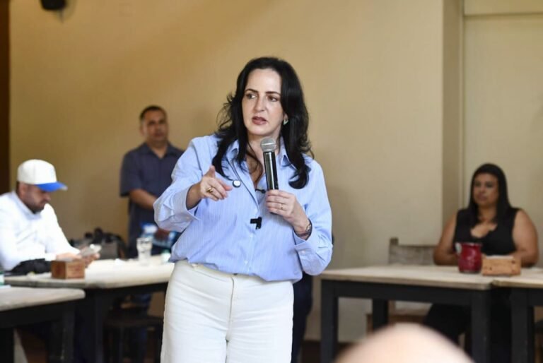 Cabal le pide a Paloma Valencia no ceder frente al acuerdo con las FARC