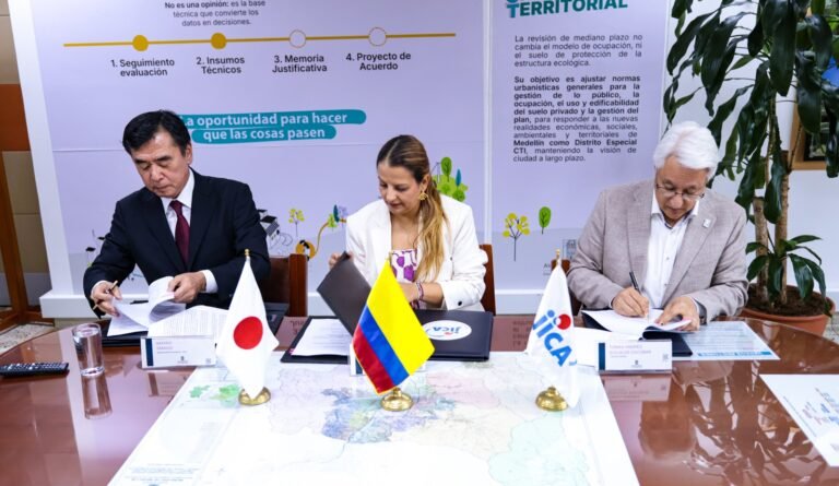 Medellín y Japón se alían para impulsar el desarrollo urbano alrededor del transporte público
