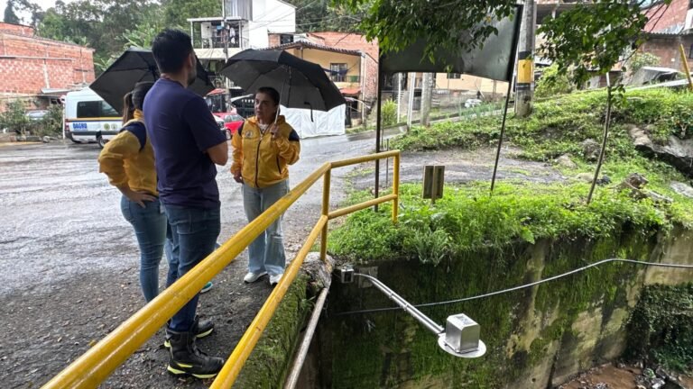 Medellín amplía sistemas de alerta temprana para prevenir emergencias en quebradas