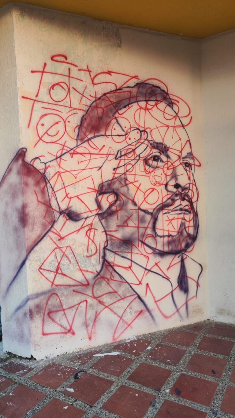 Sabotean mural de Abelardo De La Espriella que realizaba un artesano en Bolívar