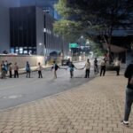 Llegan buses con integrantes de la minga indígena y bloquean La Alpujarra en Medellín