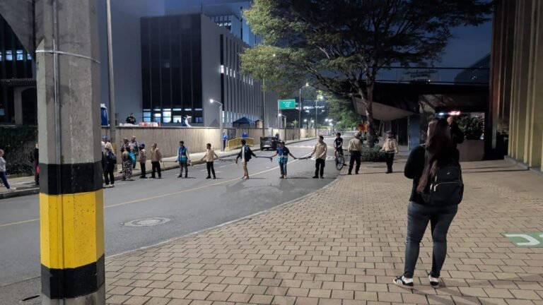 Llegan buses con integrantes de la minga indígena y bloquean La Alpujarra en Medellín