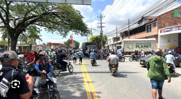 Paro minero completa cuatro días y mantiene bloqueadas vías clave del país