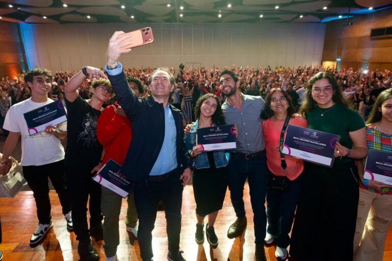 482 jóvenes reciben becas y créditos para estudiar en Medellín