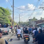 Bloqueos y violencia en paro minero: atacan ambulancia con un niño y queman moto en la vía