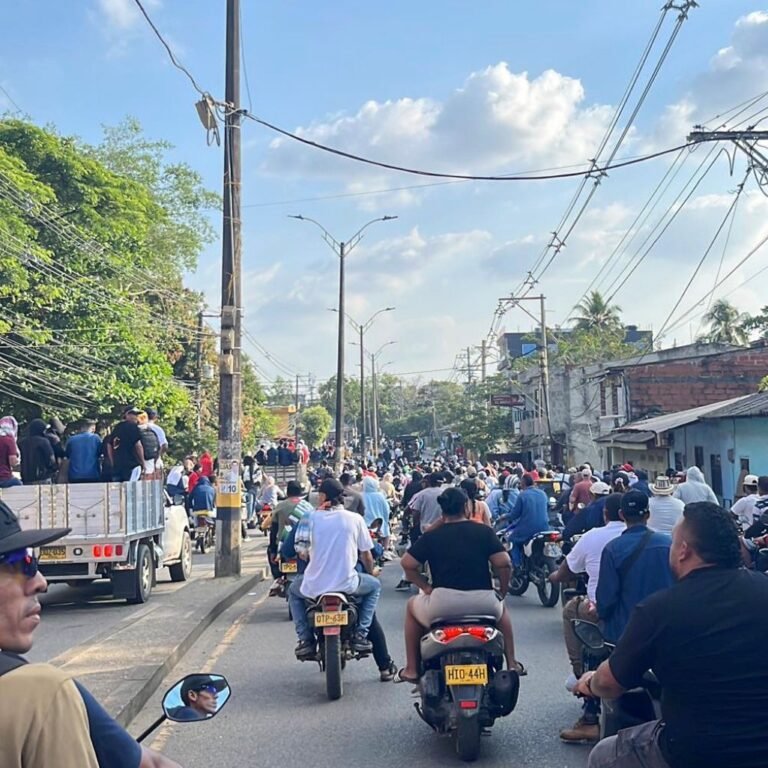 Bloqueos y violencia en paro minero: atacan ambulancia con un niño y queman moto en la vía
