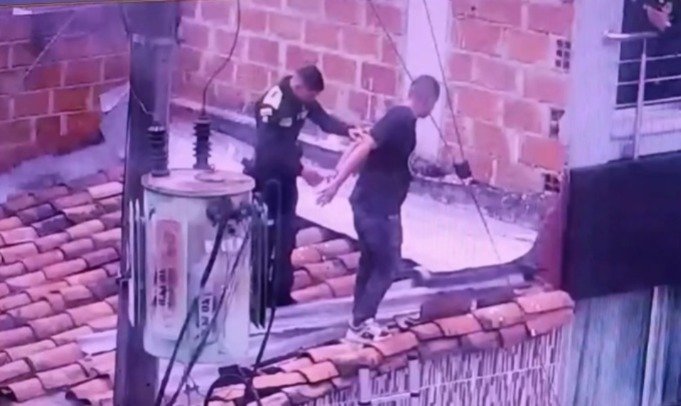 Lo capturaron en un techo cuando intentaba esconder droga en Medellín