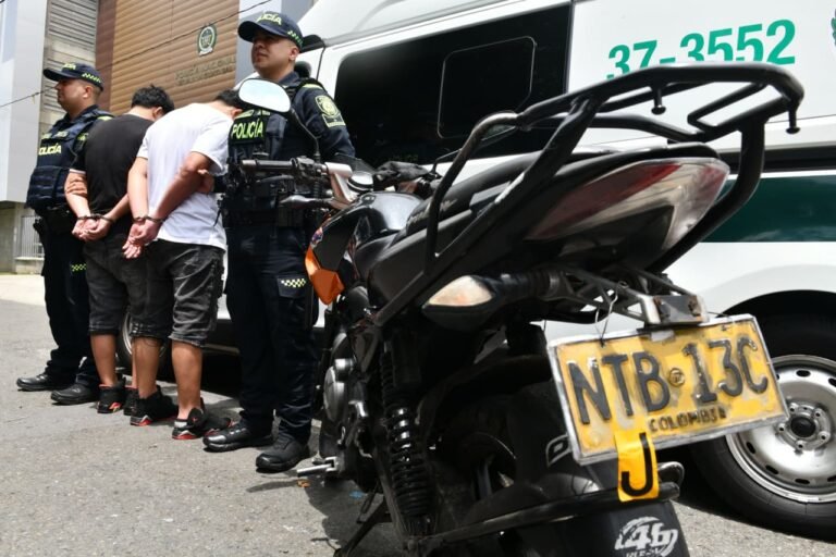 Persecución en zona rosa termina con capturas y moto con placas adulteradas