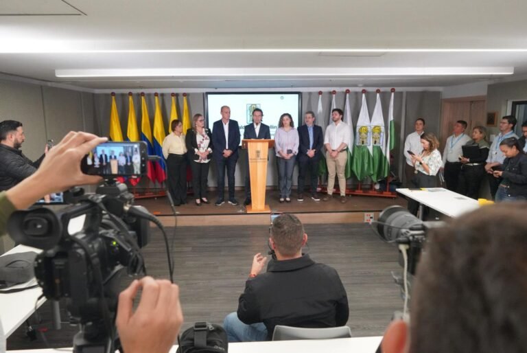 Federico Gutiérrez lleva a Fiscalía y tribunales la crisis de salud que golpea a Medellín