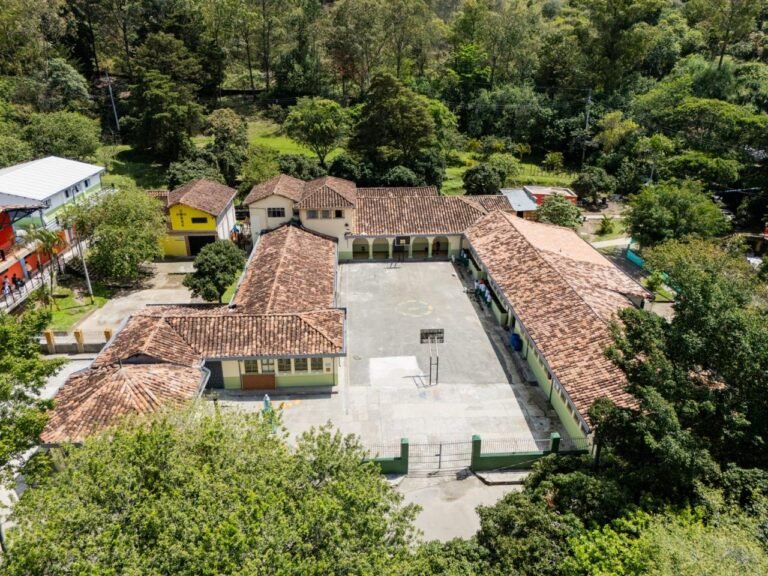 Alcaldía de Medellín finaliza mantenimiento de la Escuela Normal Superior en Villa Hermosa