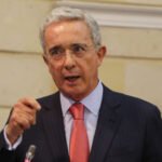 Uribe cuestiona gestión de Petro en tierras