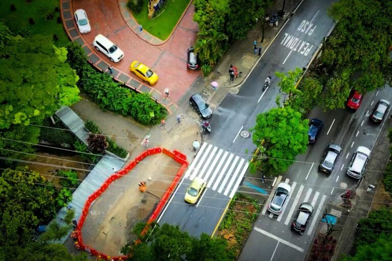 Reabren la avenida El Poblado tras emergencia por lluvias