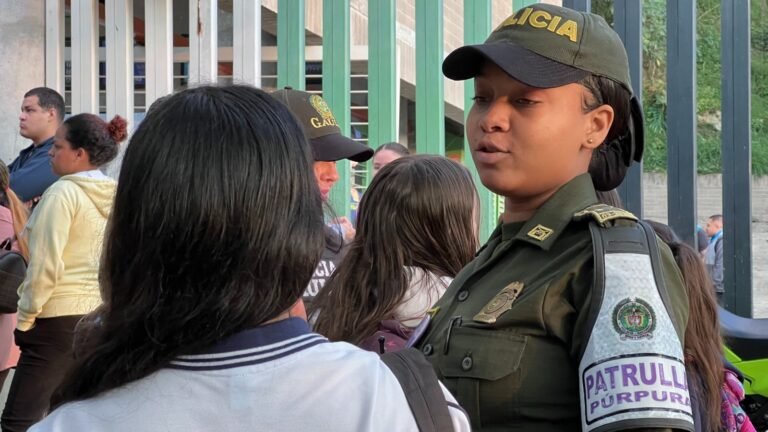 Medellín interviene 30 colegios para frenar riñas y violencia juvenil.