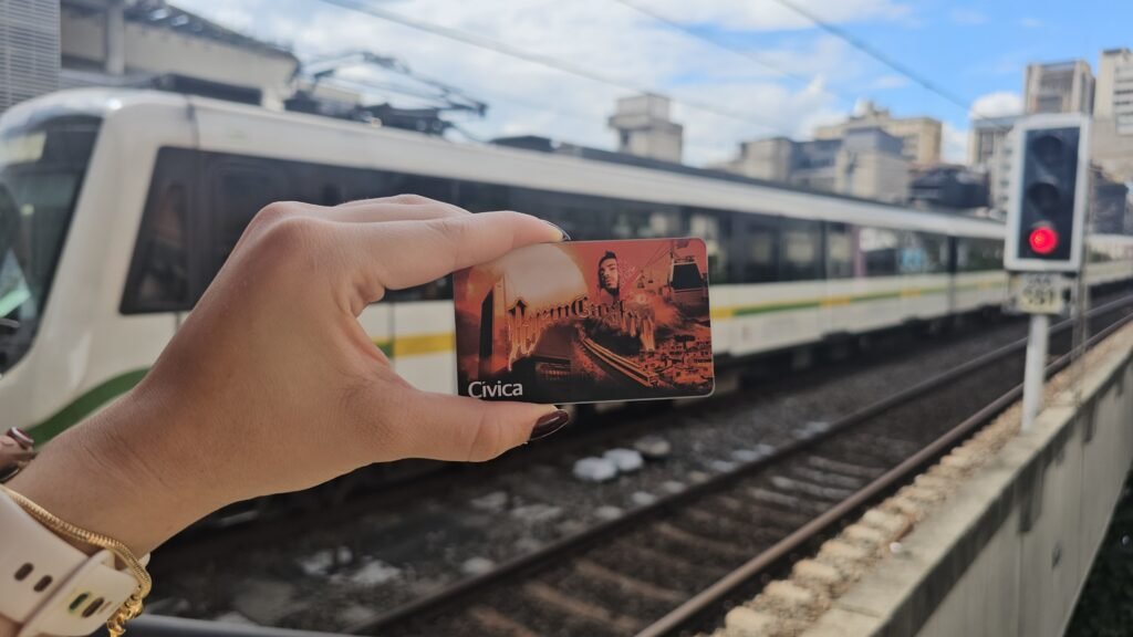 Ryan Castro llega al Metro con una Cívica exclusiva por su show en Medellín