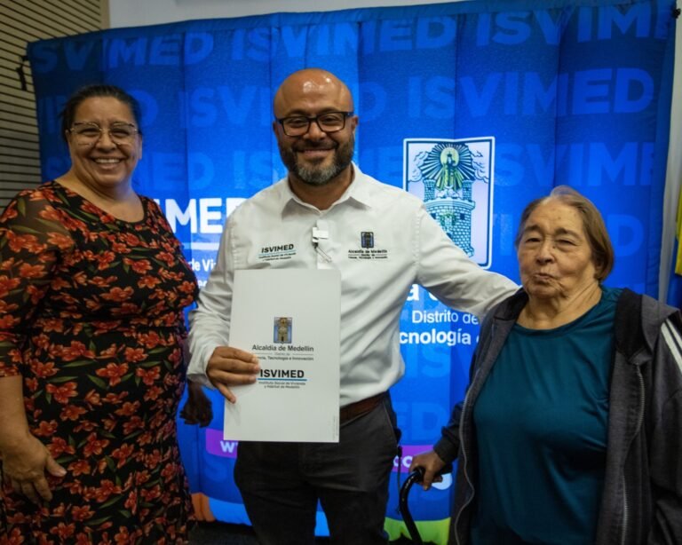 1.050 familias en Medellín ya tienen sus casas legalizadas