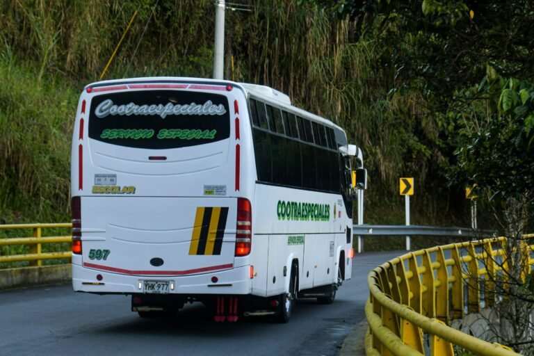 Más de 10.800 estudiantes ya cuentan con transporte escolar en Medellín este 2026