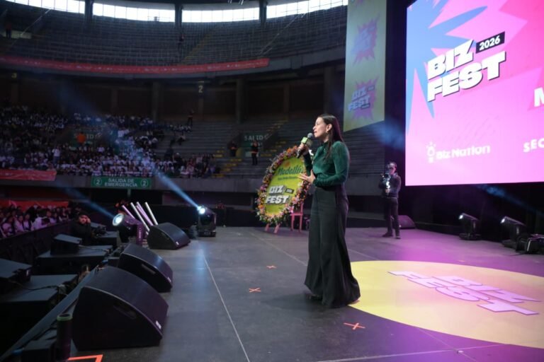 Más de 10.000 jóvenes llenan La Macarena en Medellín para hablar de emprendimiento, tecnología y futuro