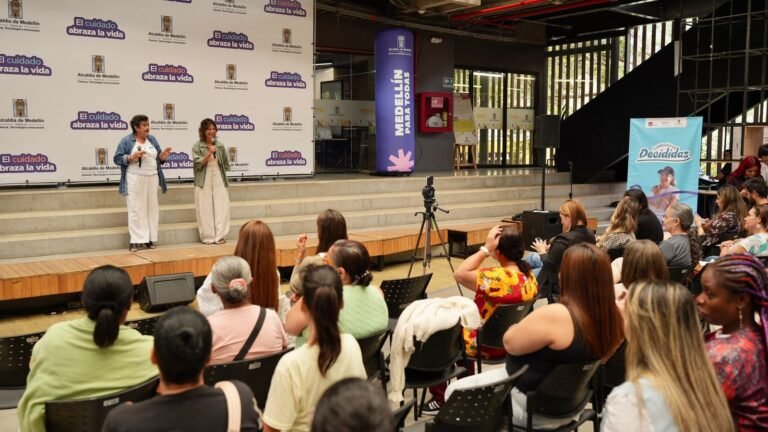 Medellín lanza programa para impulsar la autonomía de mujeres cuidadoras