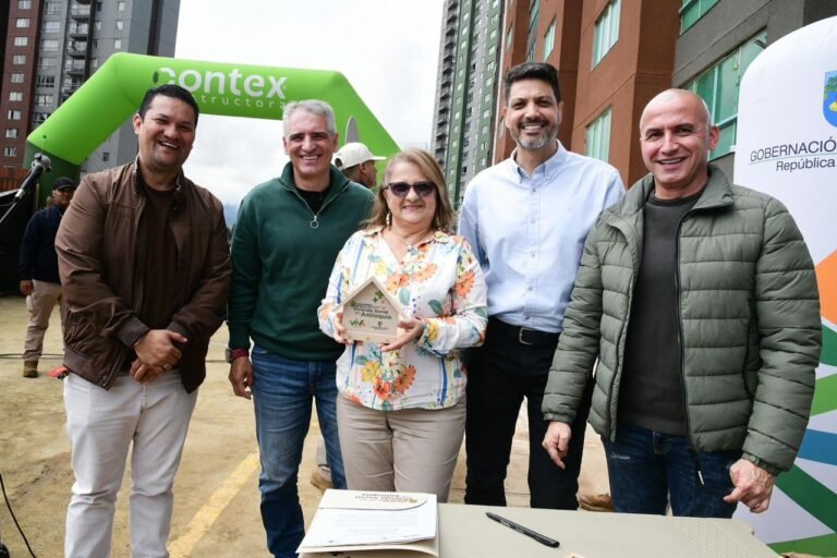 Avanza la entrega de ‘Mi Casa Antioquia Ya’: 15 familias en Caldas ya reciben subsidio para su vivienda