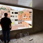 Suspenden tres construcciones ilegales en la comuna 13 de Medellín