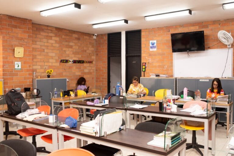 Más cómodos y modernos: así quedaron los nuevos espacios para profesores en Medellín
