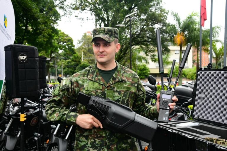 Antioquia entregó cinco sistemas antidrones y 75 motocicletas al Ejército para reforzar la seguridad