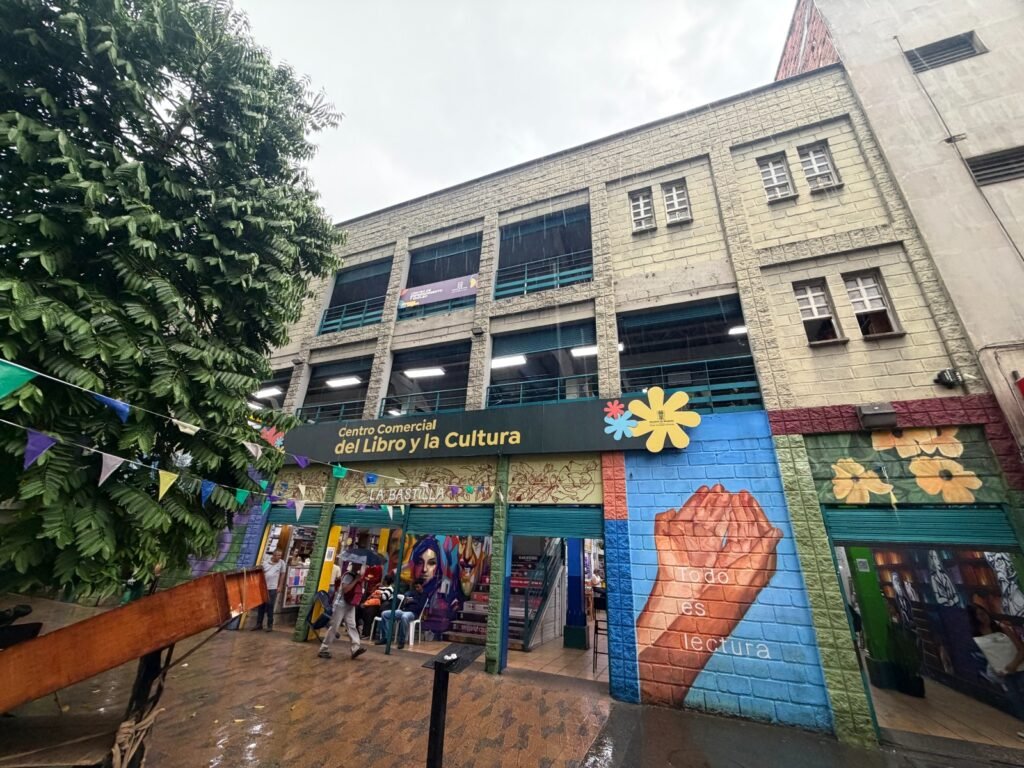 El pasaje La Bastilla renació como galería de arte a cielo abierto en Medellín