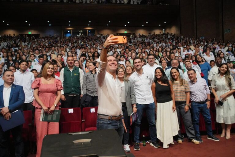 “Aquí están los líderes del mañana”: Fico posesionó a estudiantes de Medellín